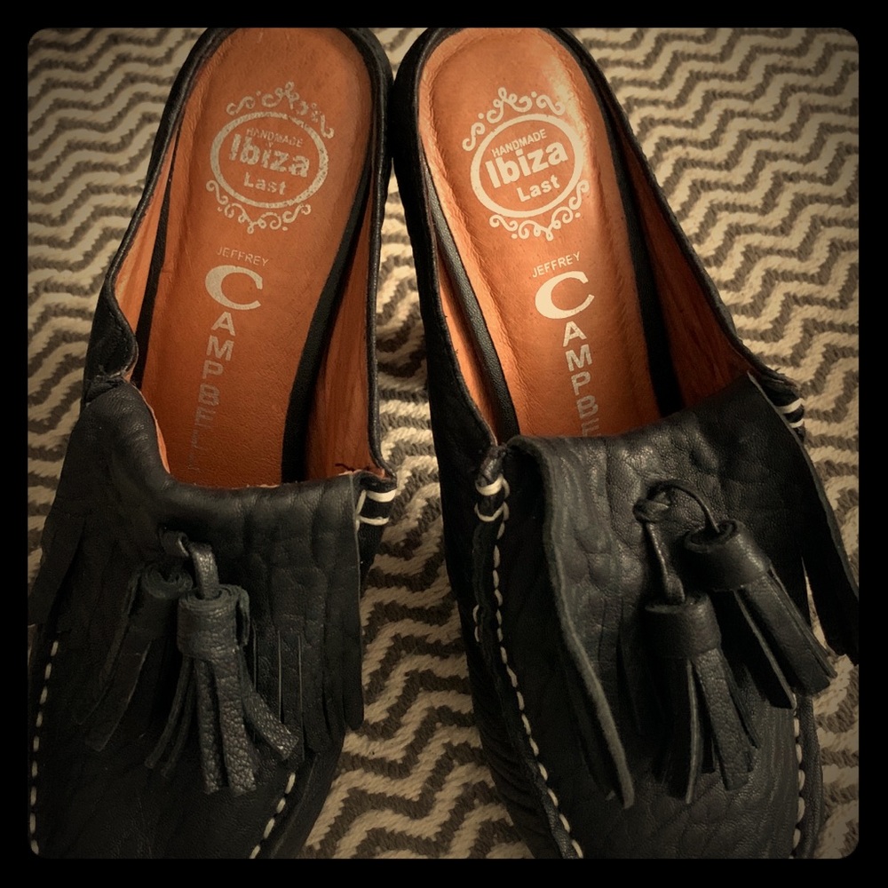 Fashionista alert! Beautiful black leather mules
